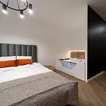 Gold Sleep Apartament We Wroclawiu Z Prywatnym Jacuzzi I Duzym Lozkiem