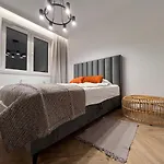 Gold Sleep Apartament We Wroclawiu Z Prywatnym Jacuzzi I Duzym Lozkiem
