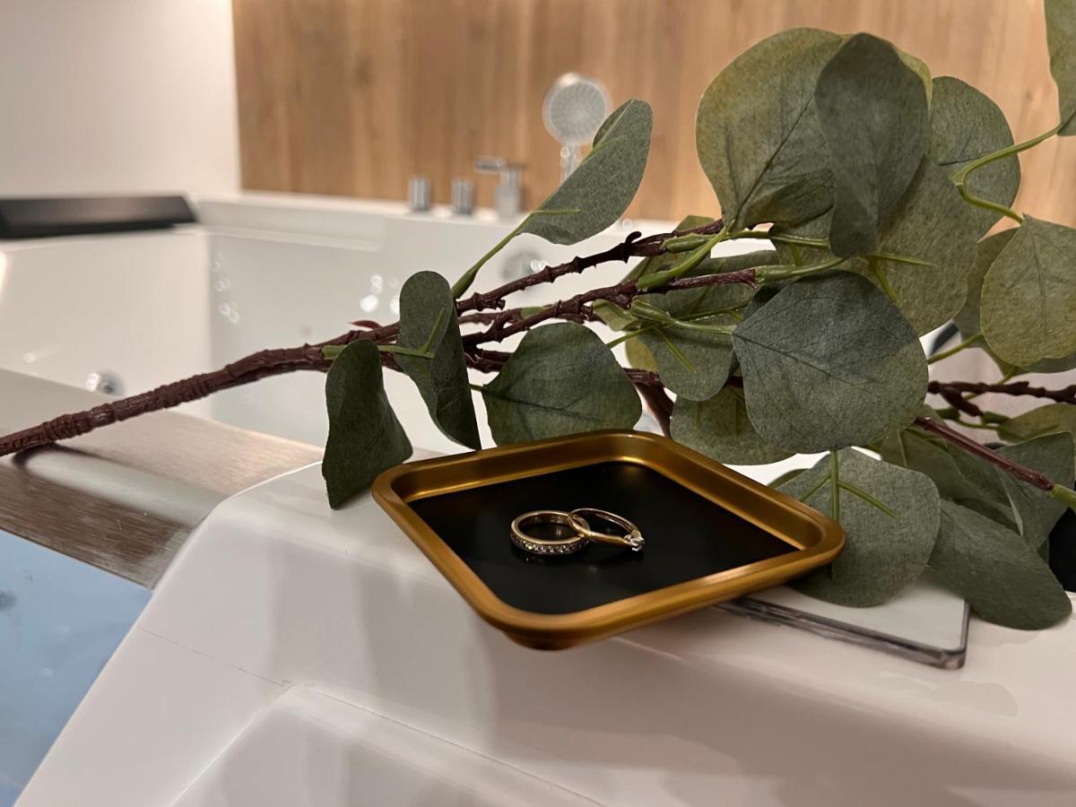 Gold Sleep We Wroclawiu Z Prywatnym Jacuzzi I Duzym Lozkiem Apartament