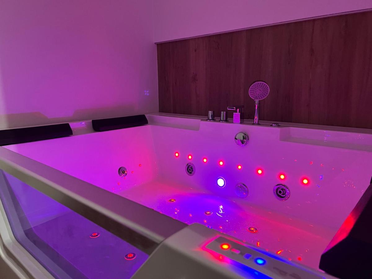 Gold Sleep We Wroclawiu Z Prywatnym Jacuzzi I Duzym Lozkiem Apartament *